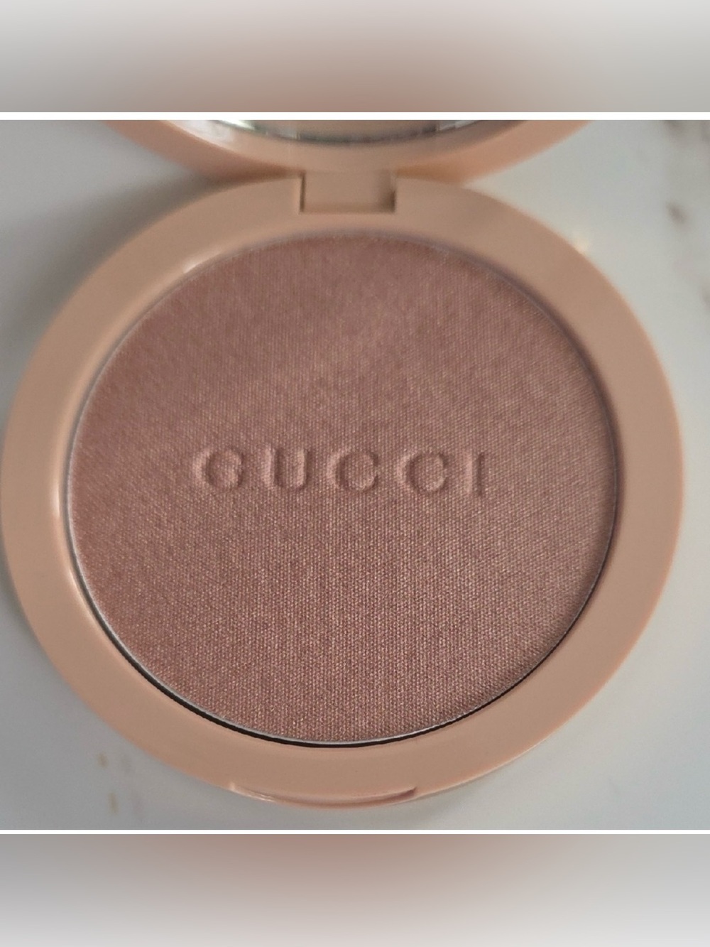 NEW GUCCI BEAUTY Glow Highlighter (Opal) & Lip Gloss (Bertha) Pink -  Gift Set - Picture 8 of 9
